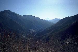 厳道峠から　写真だとどうしても小さいが、澄んだ空気の山の間にどっかーんと真っ白い富士山