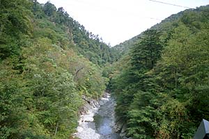 渋沢ダムから魚野川下流方面を望む