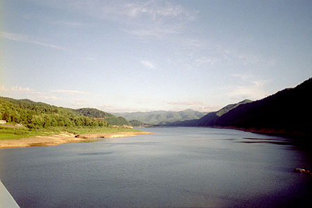 岩尾内湖　山間のダム湖