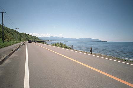 2004/8/14　臼谷にて　日本海青々、巨大に迫る雄冬半島　RICOH GR1 GR28mm1:2.8 CTS200