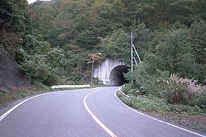 谷間の一番奥のトンネル