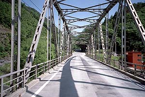 道が狭くなって独特の鉄骨橋も登場