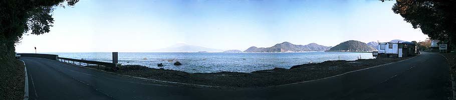 海面間近の道が続く　おまけに海上の富士山と南アルプス　最高の風景