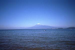 床までもクリアな空気の中聳える富士山