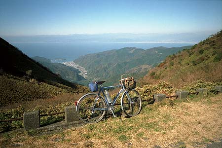 達磨山下　眼下は戸田、駿河湾を挟んで富士山、南アルプス