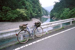 歩危峡　那珂川脇でニューサイ写真