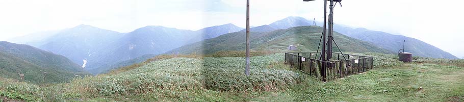 JR監視小屋から峠方面を望む　左は新潟県、右は群馬県　両方とも谷への落差がすごい