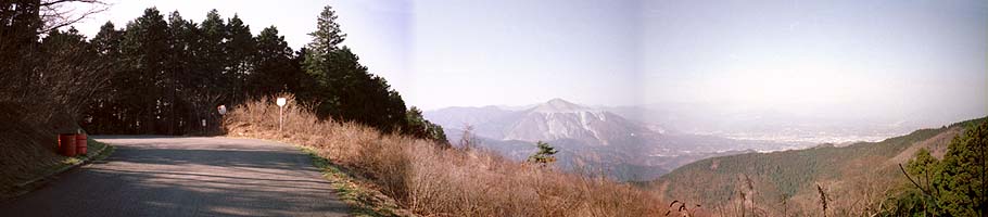 眺めのいい尾根道。小さくなってしまった武甲山、秩父盆地が霞の中に