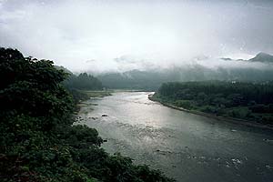 靄の漂う阿賀野川