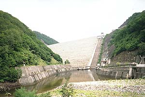 奈良俣ダム　巨大なロックフィルダム壁は日本一(だったかな←あやしい)