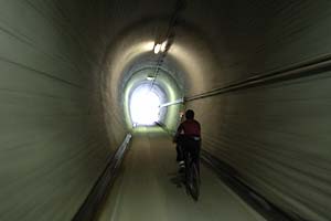 途中にはトンネルもある　ツーリングの自転車も時々いる