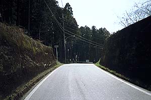 松郷峠通過　向こうが開けると大規模なセメント工場に度肝を抜かれる