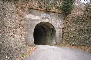 トンネルの向こうからいよいよダート