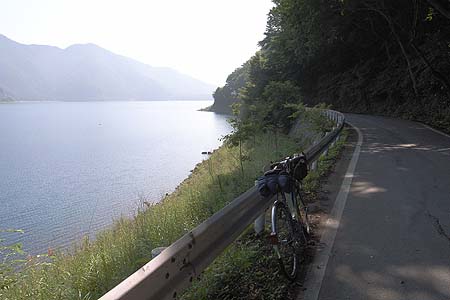 裏本栖湖の県道709　静かな湖畔の涼しい木陰　RICOH GR DIGITAL GR5.9mm1:2.4