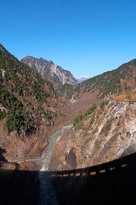 ダム堤から黒部峡谷を見下ろす　RICOH GR DIGITAL 3 GR6.0mm1:1.9+GW-2