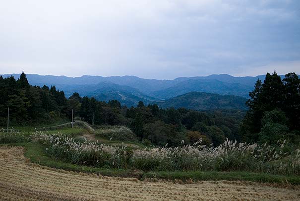 高尾外れから見える鷹羽温泉の山 中腹に激坂道路が見える　RICOH GR DIGITAL 3 GR6.0mm1:1.9