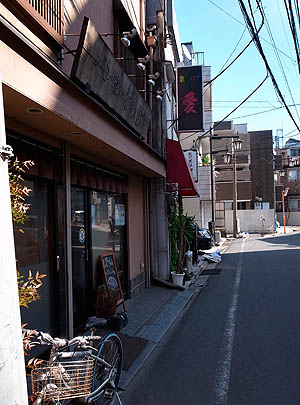 新宿裏通りのパン屋さんで立ち食い休憩　RICOH GR DIGITAL 4 GR6.0mm1:1.9