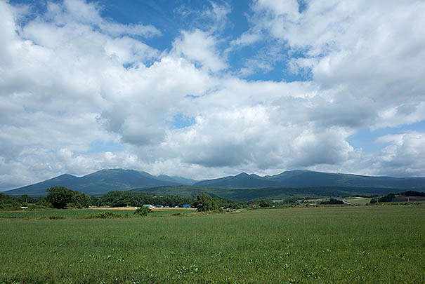 麓郷の道のあちこちで眺められる象徴的な山　RICOH GR GR18.3mm1:2.8