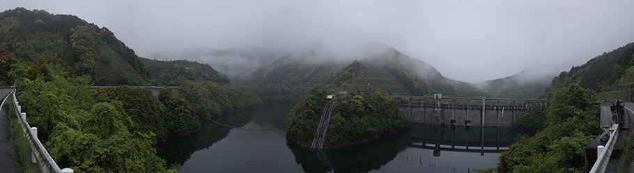 坂本ダム湖　幅の広い湖ではないがダイナミックな眺めが予想以上の収穫　RICOH GR�U GR18.3mm1:2.8 パノラマ合成